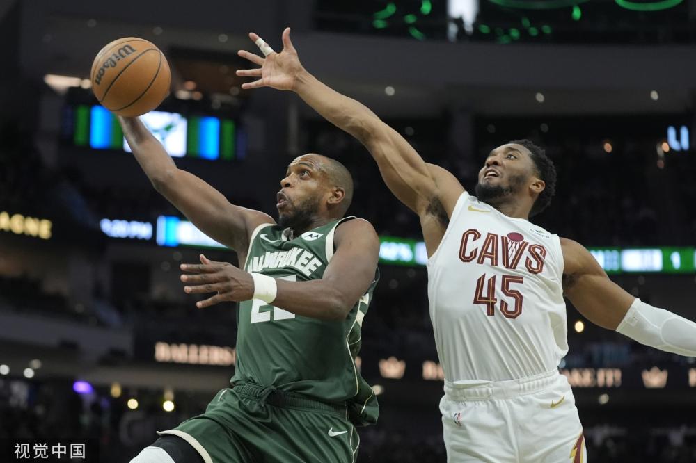 脚踏草坪的 脚踏草坪的